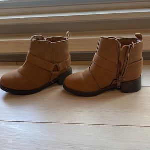 OshKosh brown toddler ankle boots, size 6